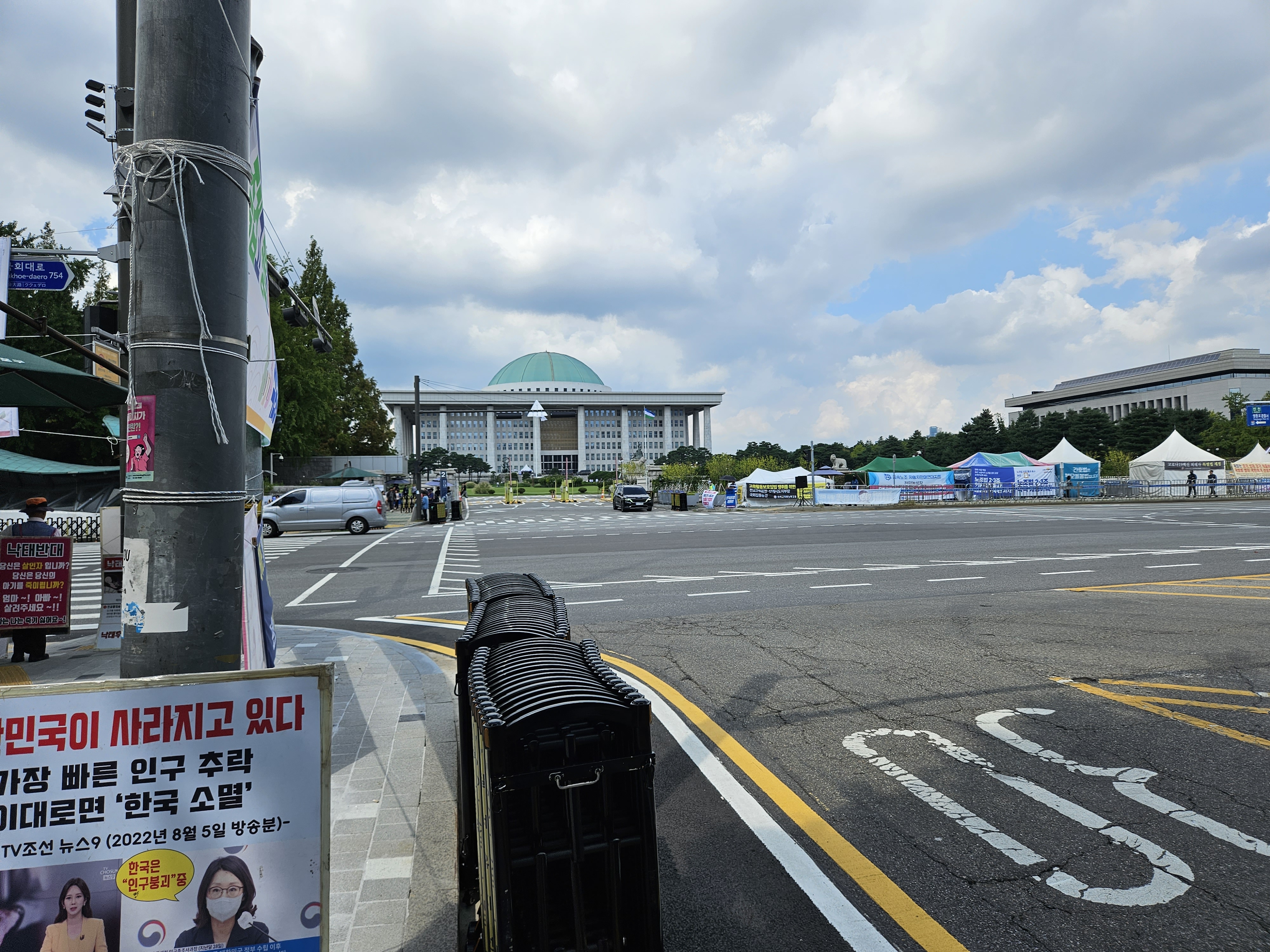 国会議事堂とデモ