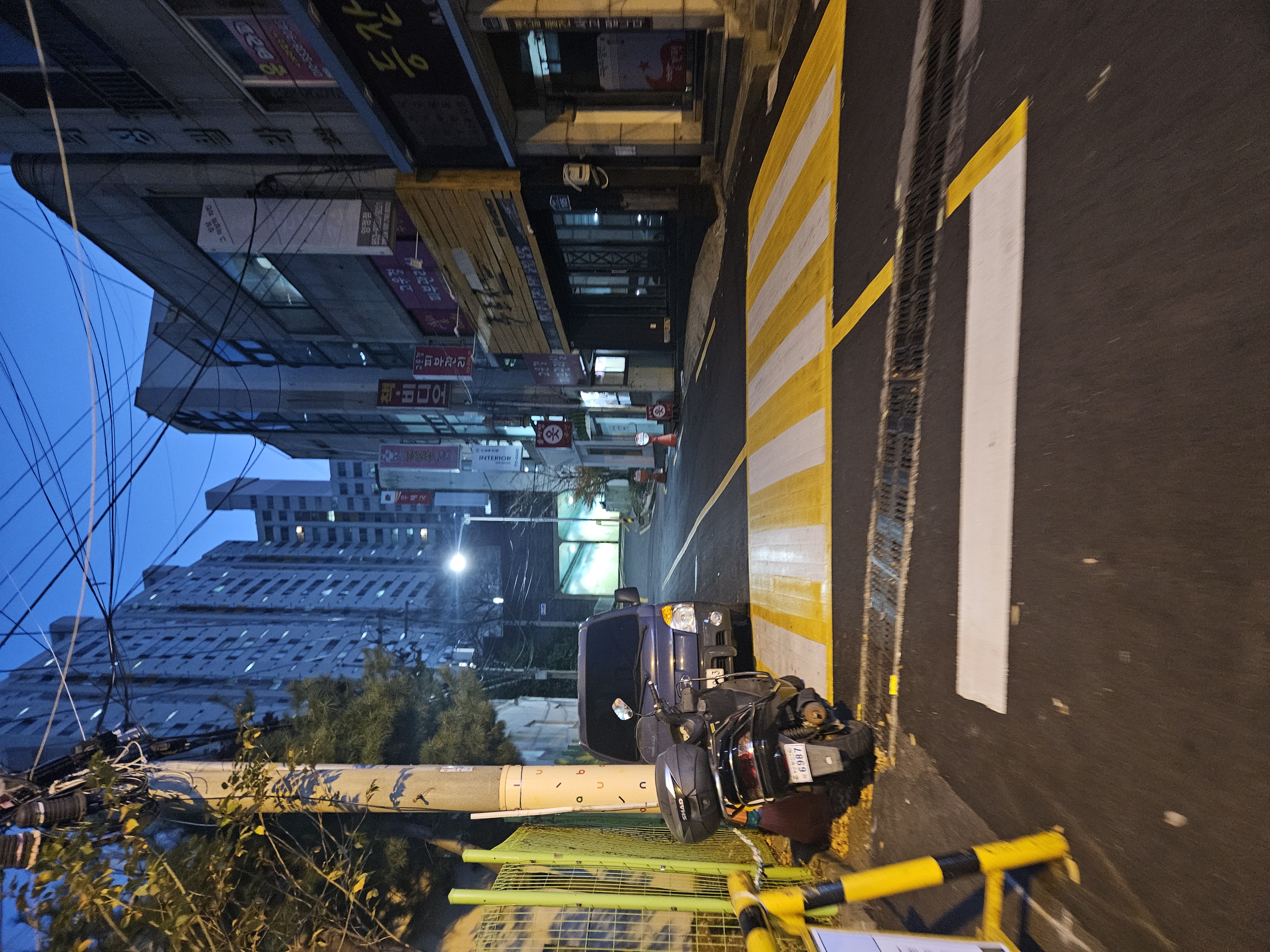 道にボコッがある