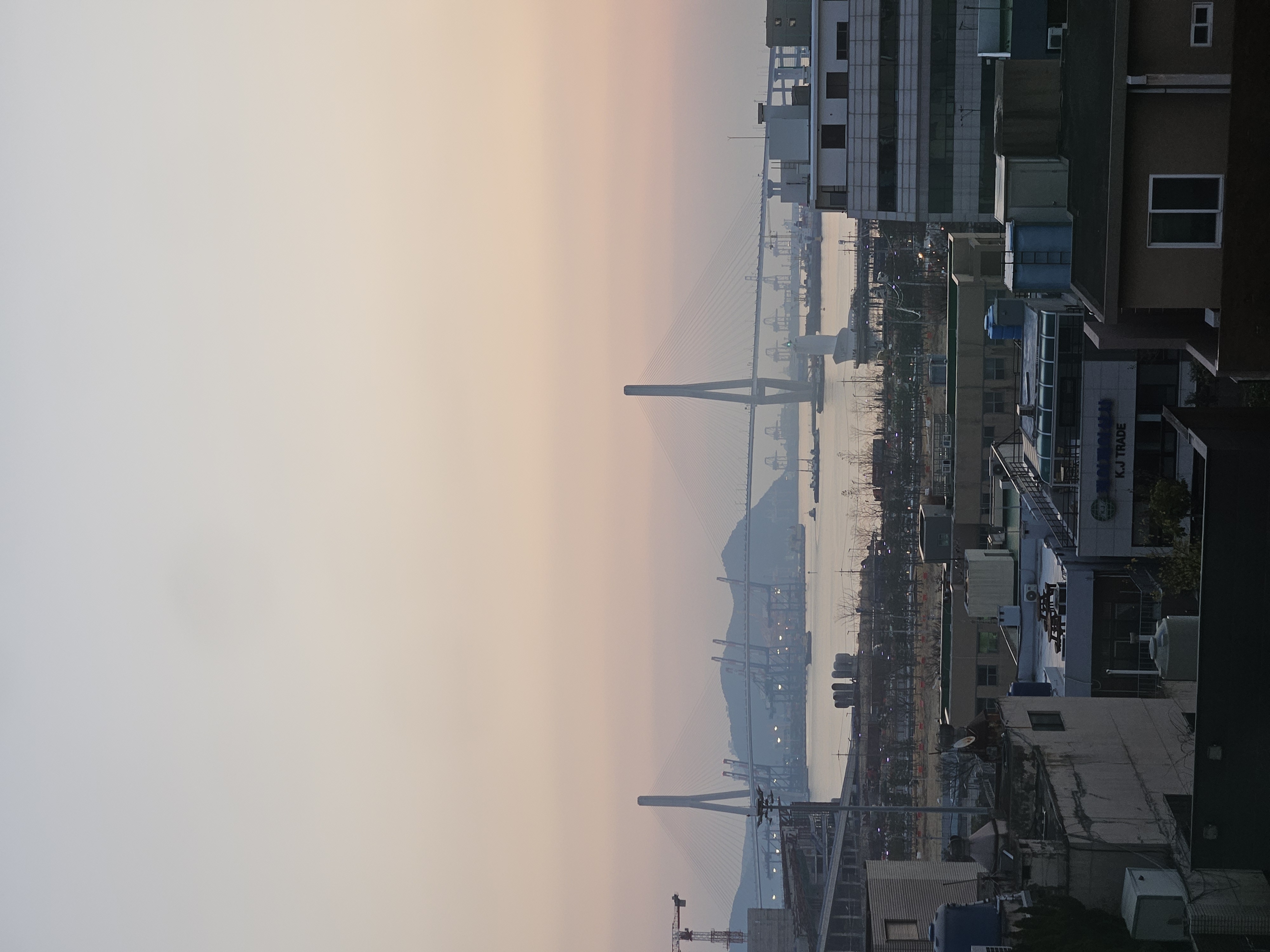 朝の釜山港大橋