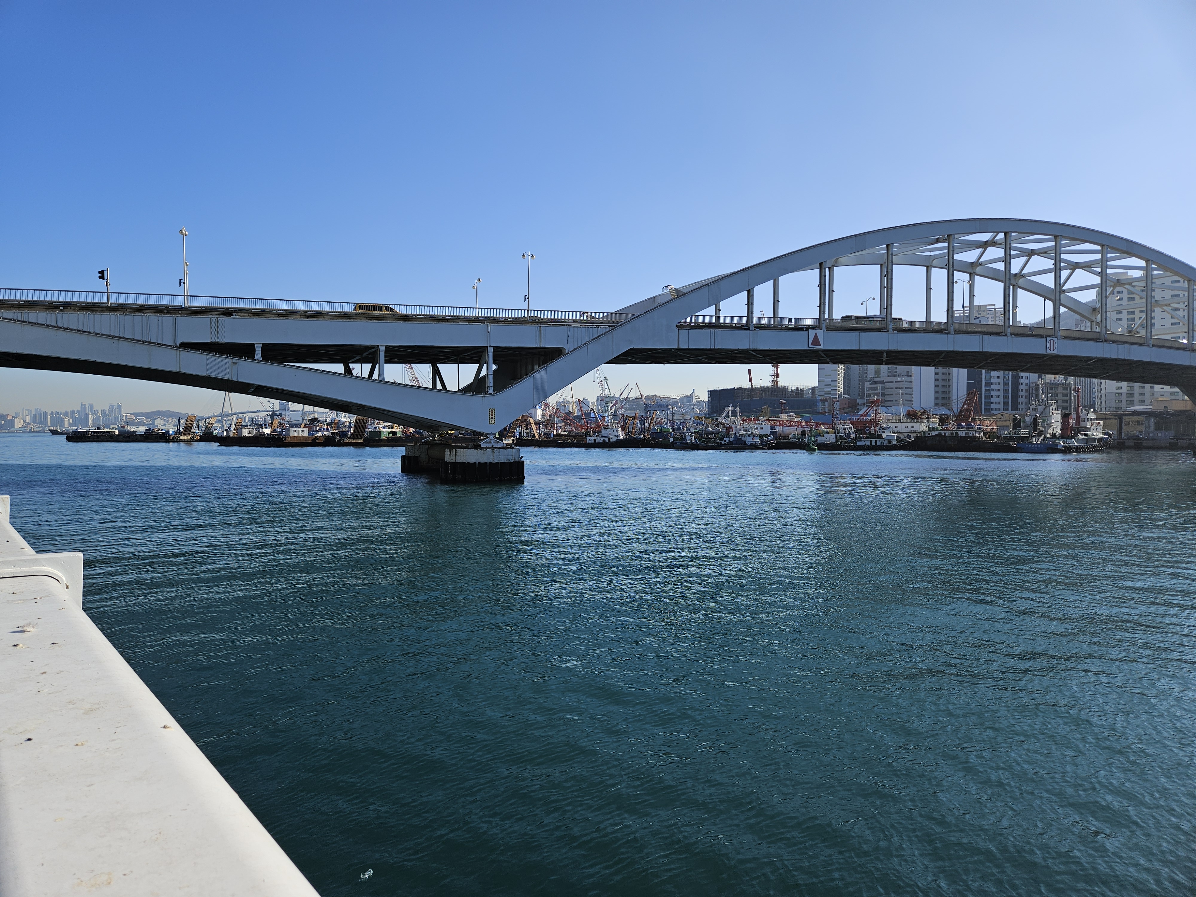 釜山大橋と海