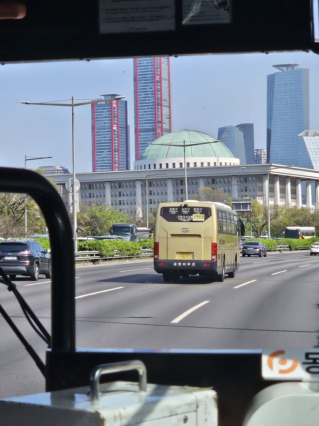 国会議事堂とバス