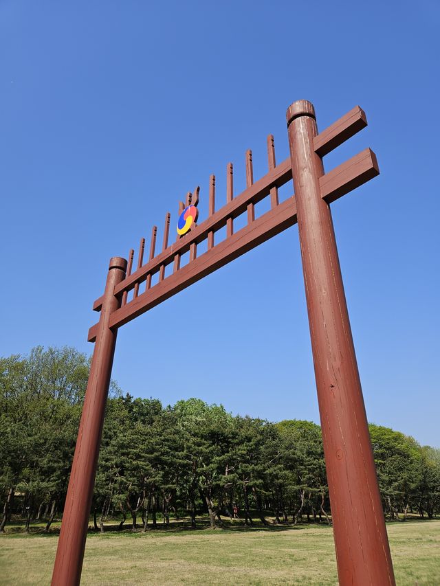 青い空と朱色の門