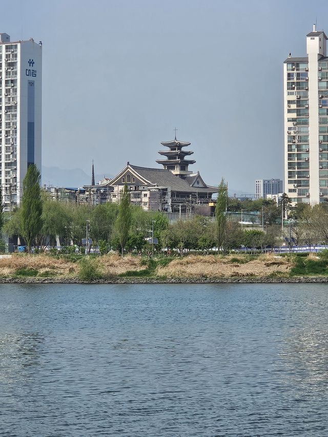 なんだあの建物は