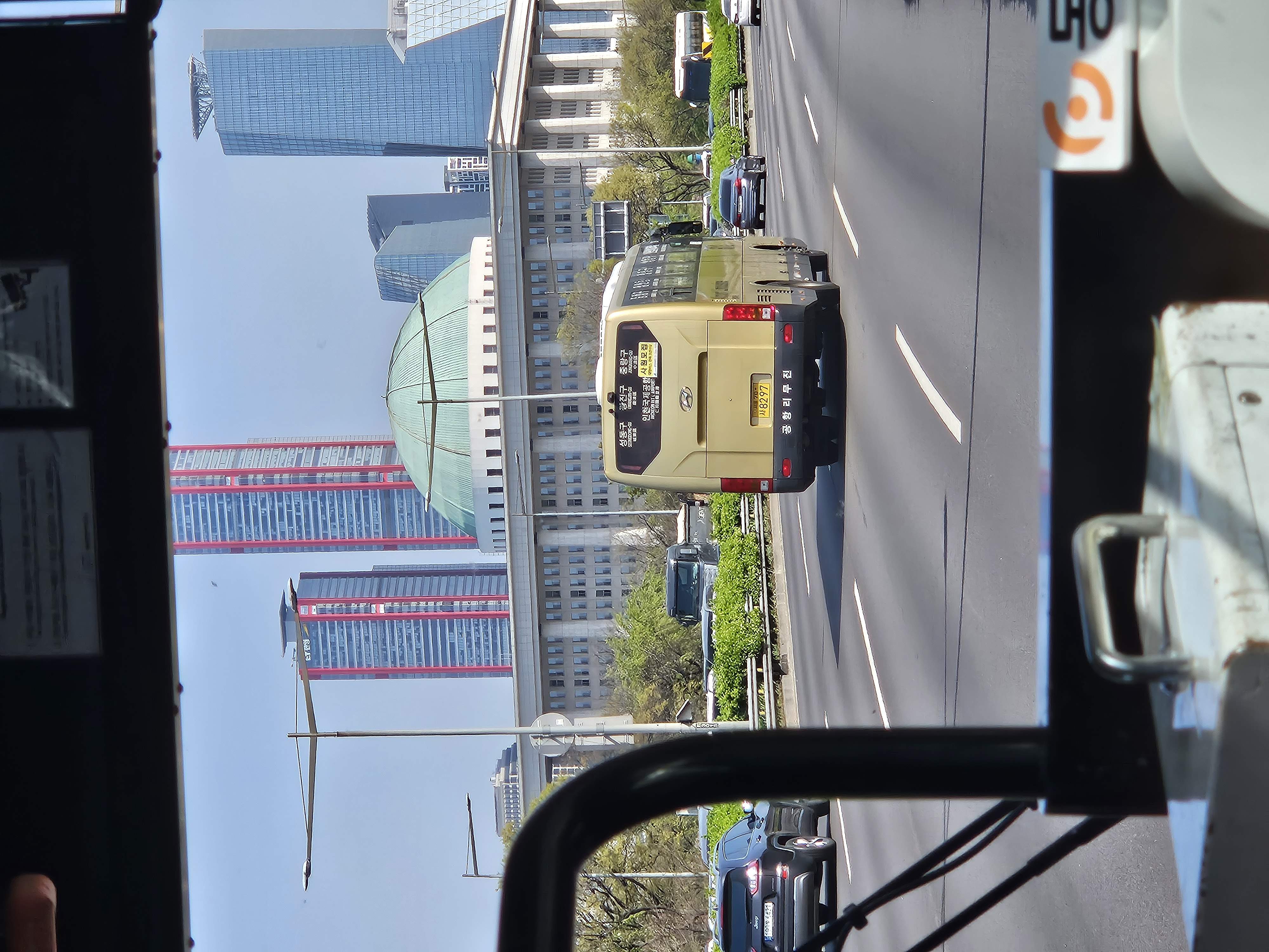 国会議事堂とバス