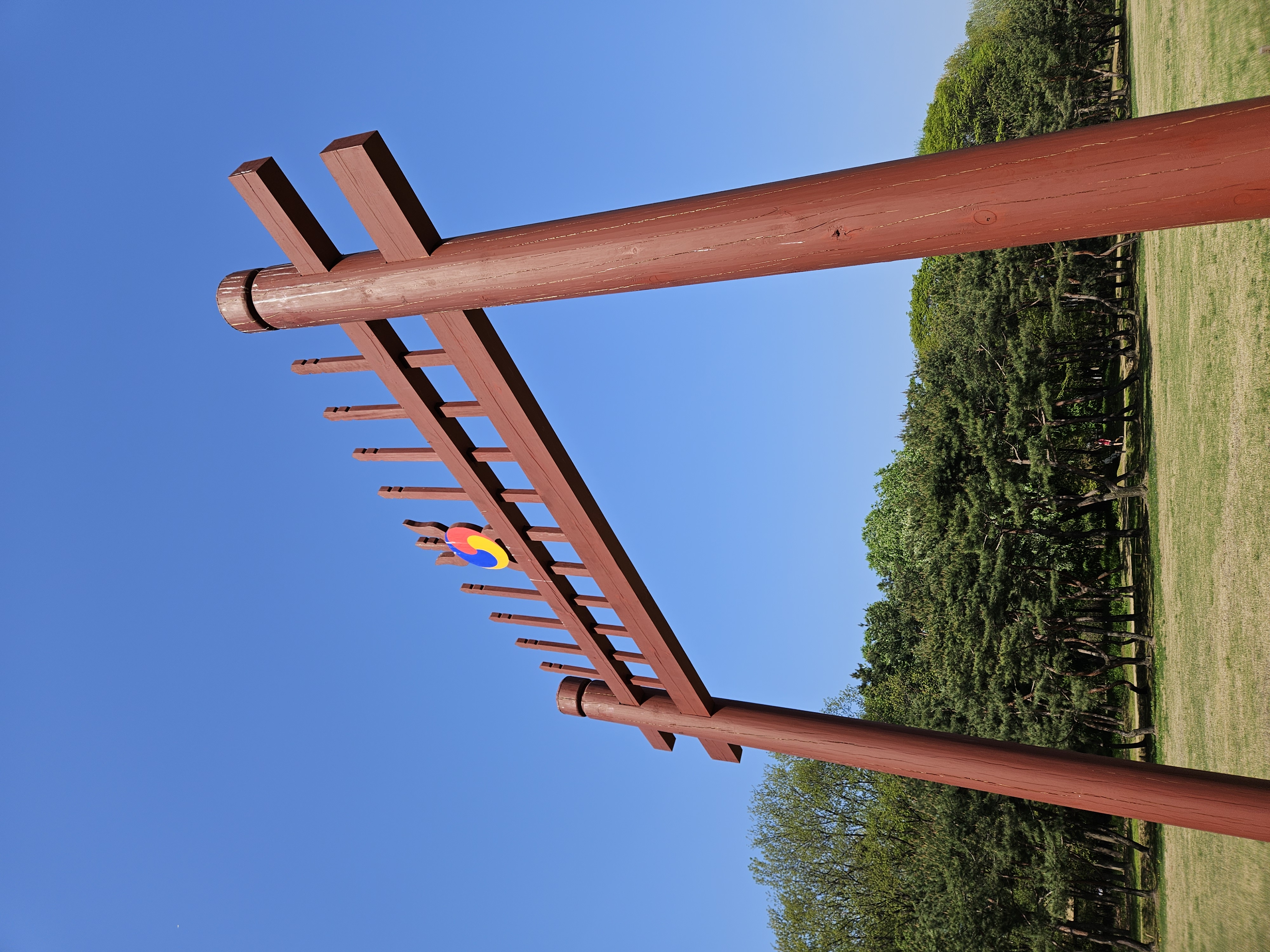 青い空と朱色の門