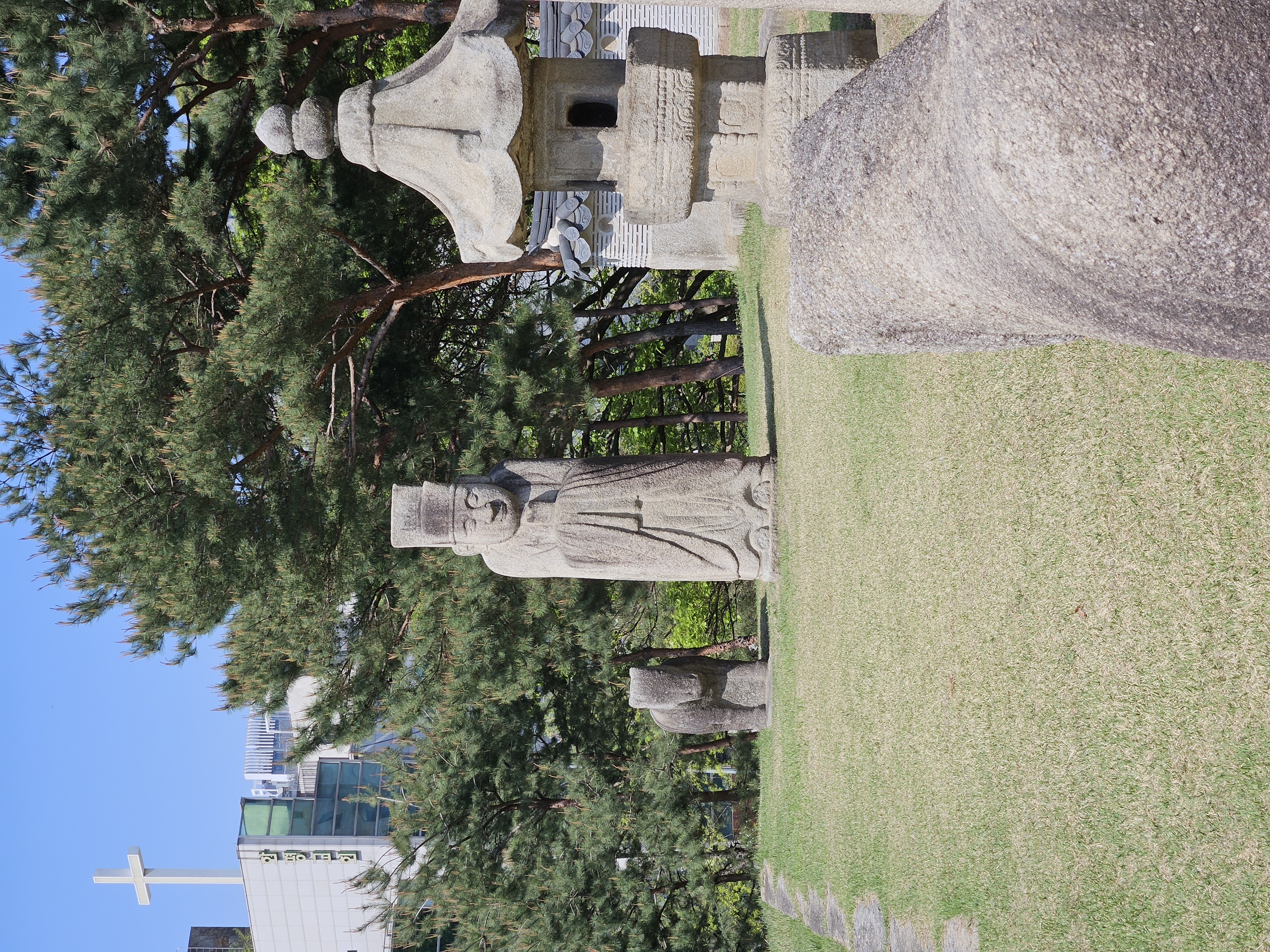 文石人(문석인)と長明灯(장명등)