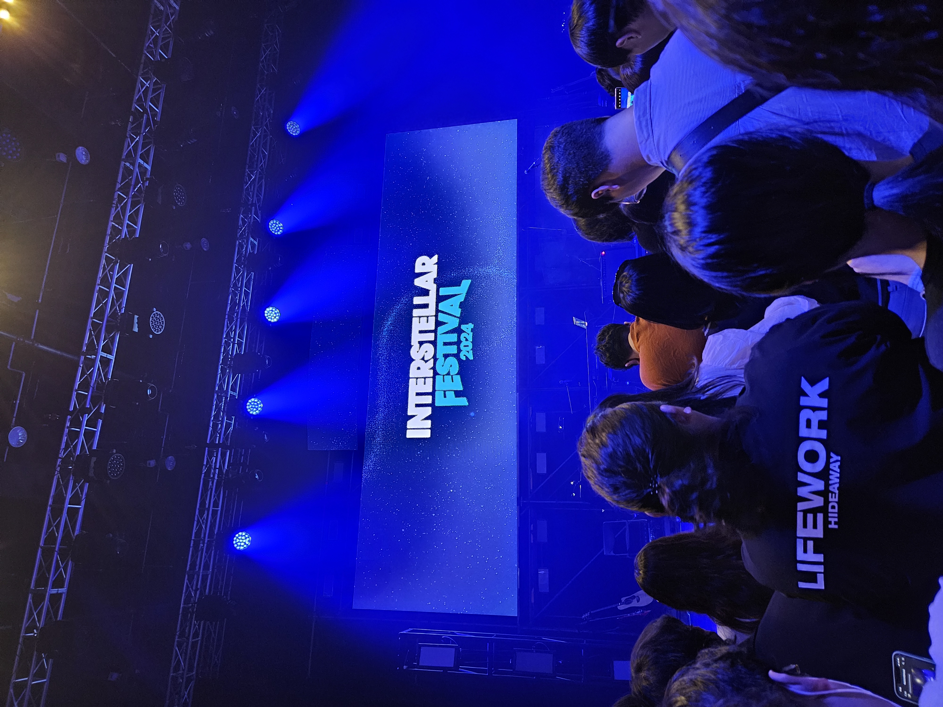 スタンディングです