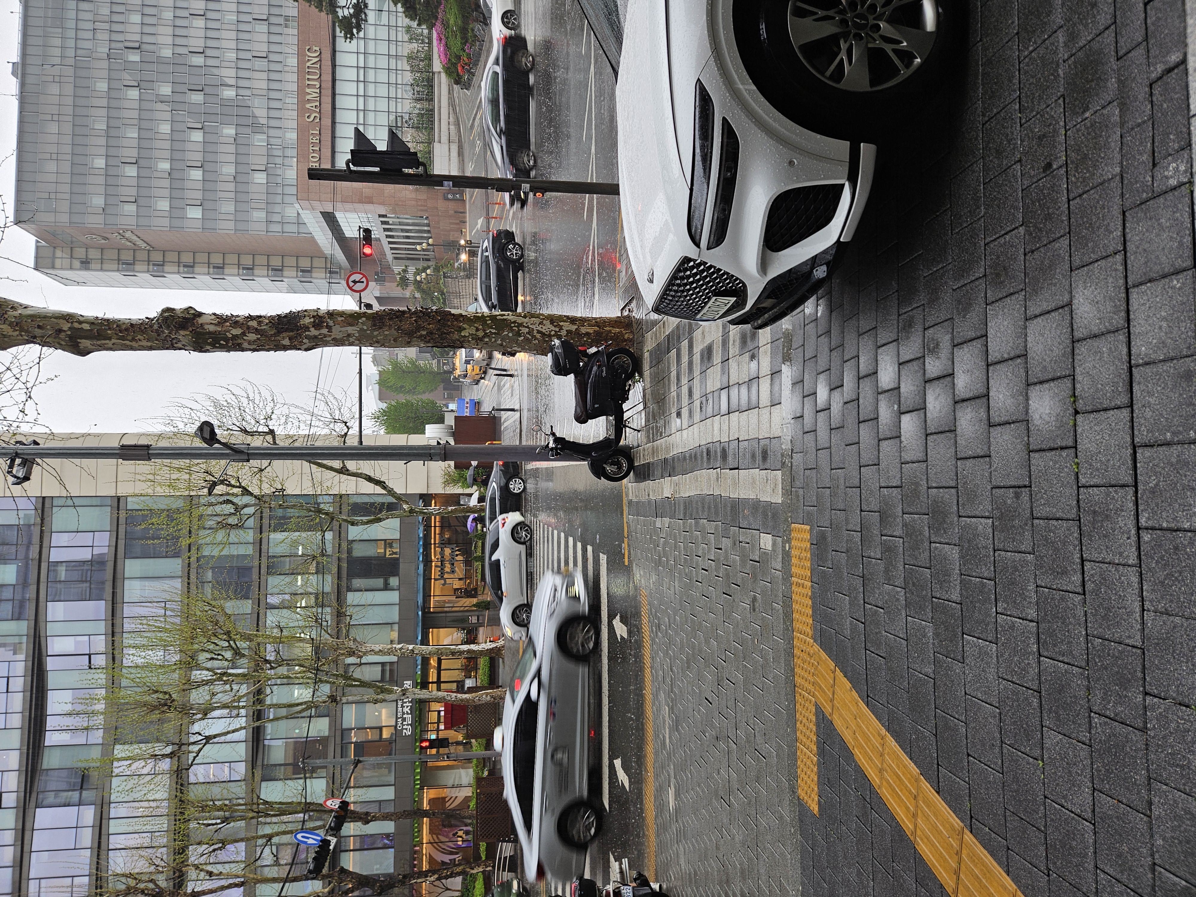 ホテルから出たら土砂降り