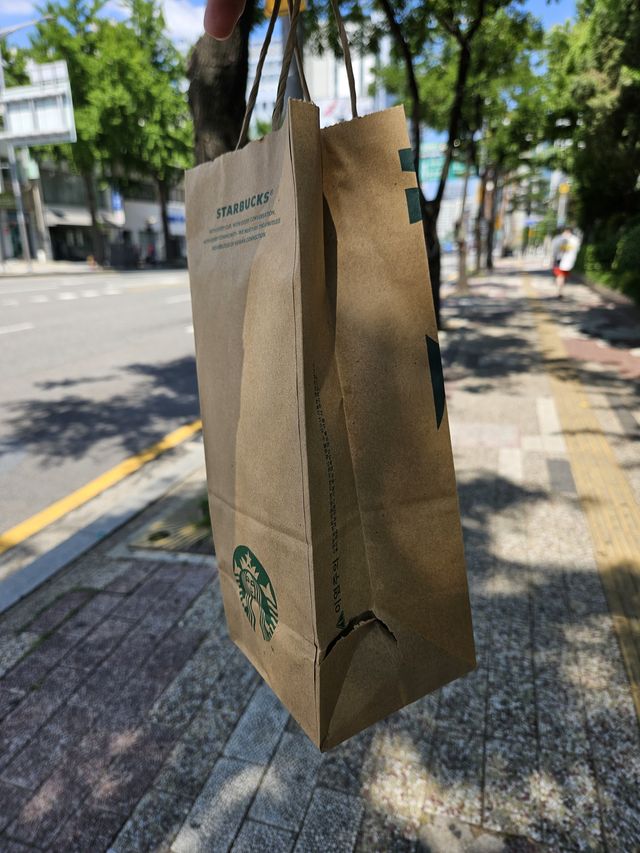 破れた紙袋に入れてくれた