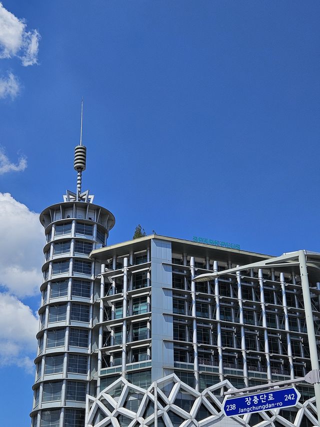 DNAを注入されるビル