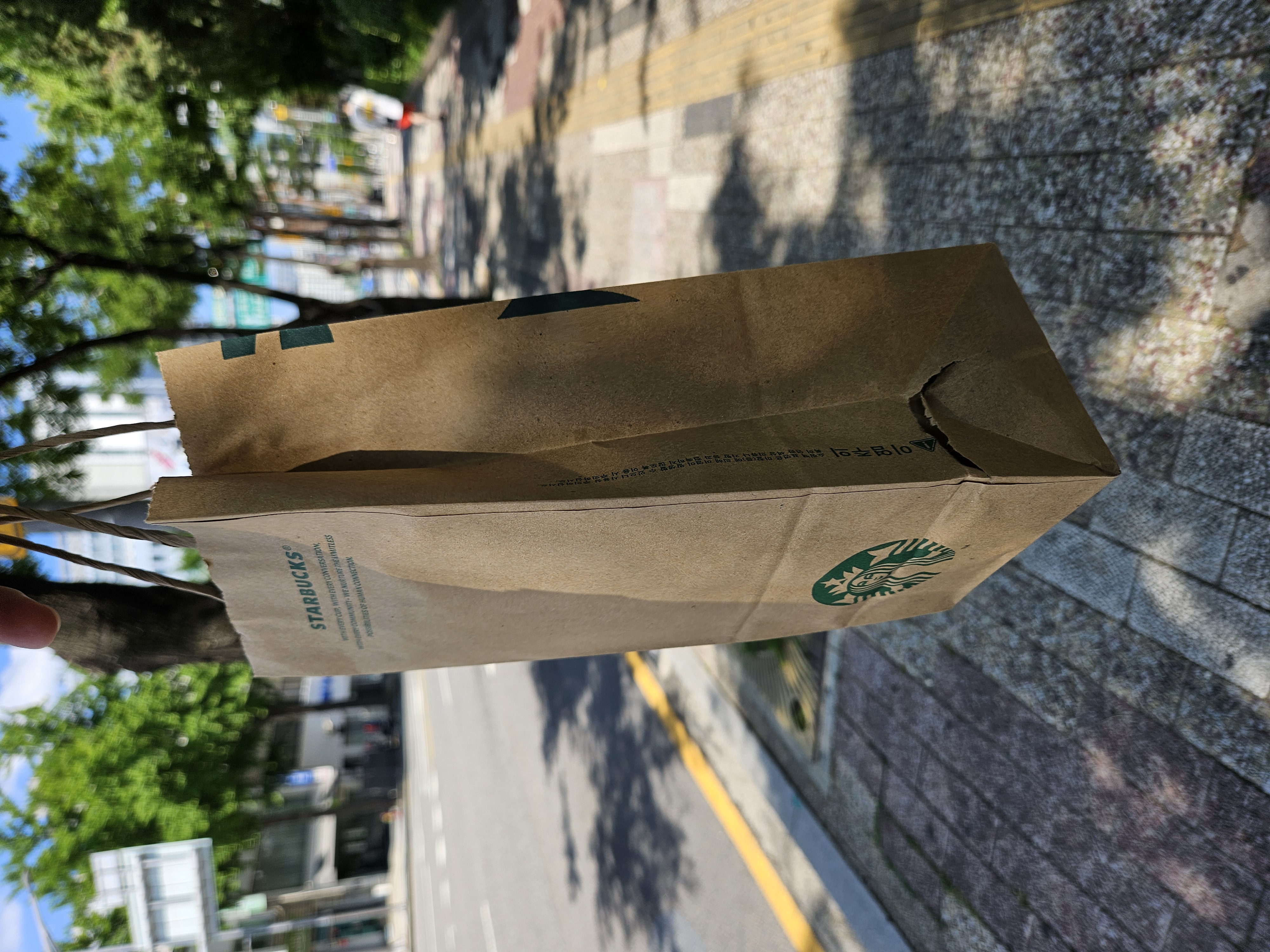 破れた紙袋に入れてくれた