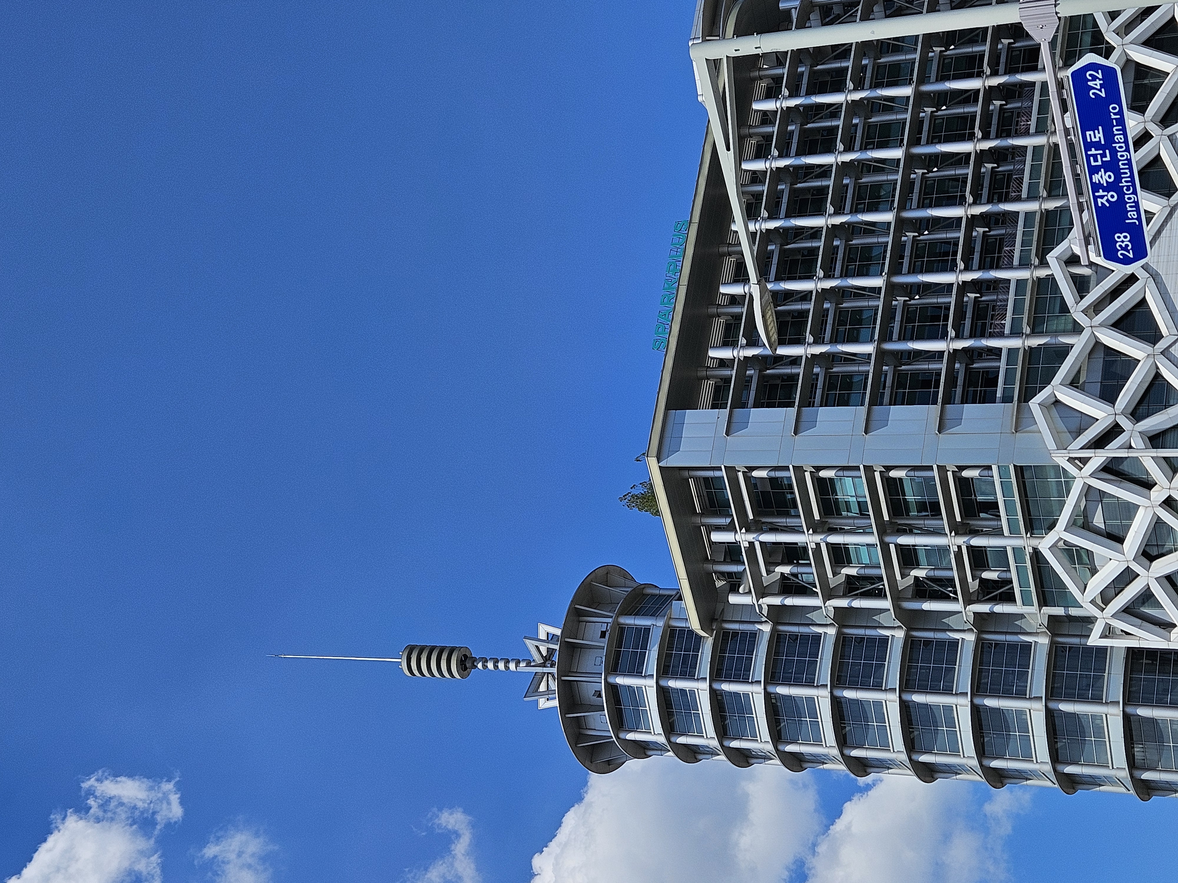 DNAを注入されるビル