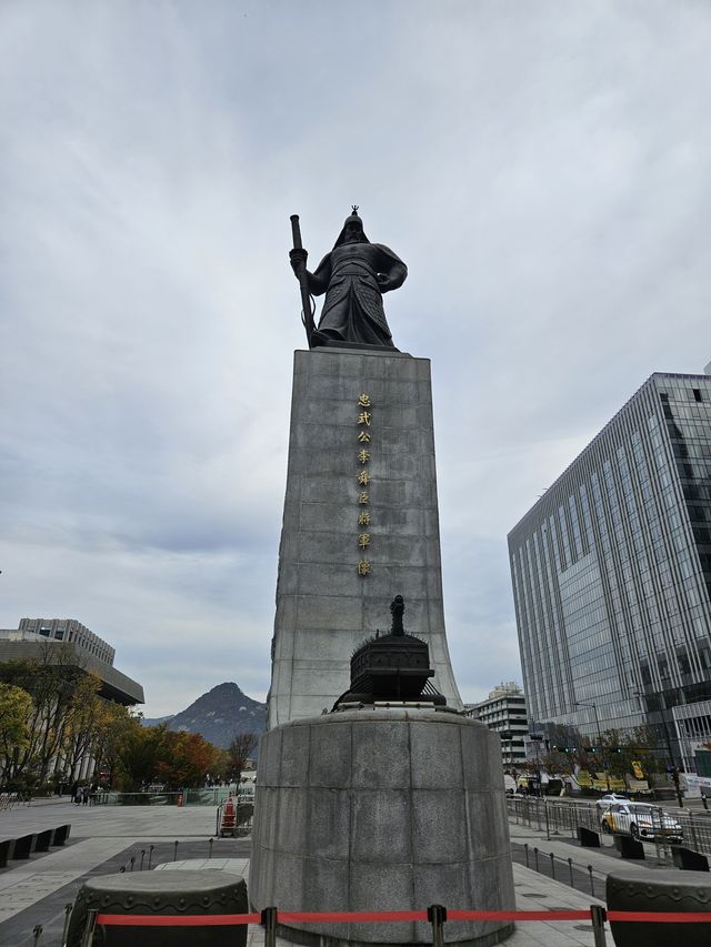 イ・スンシン像