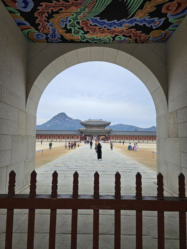 門から覗く興礼門と北岳山