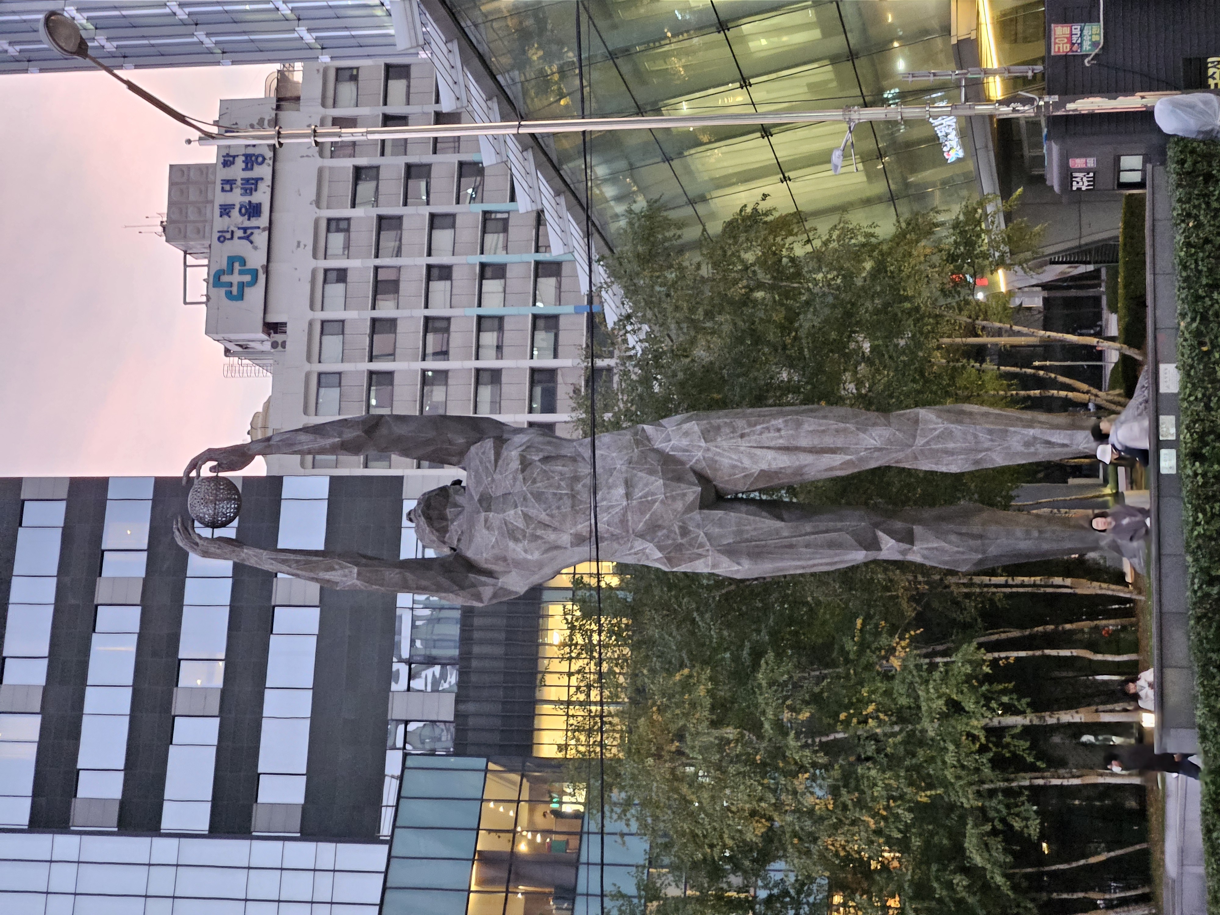 元気玉集めてる像