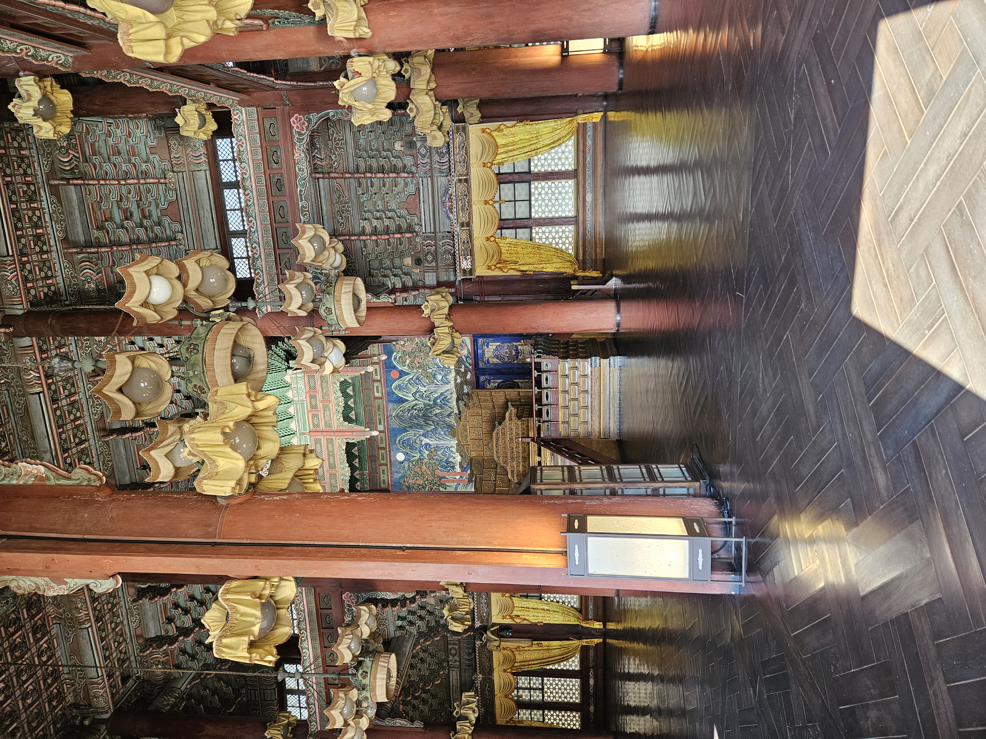 シャンデリアとカーテン