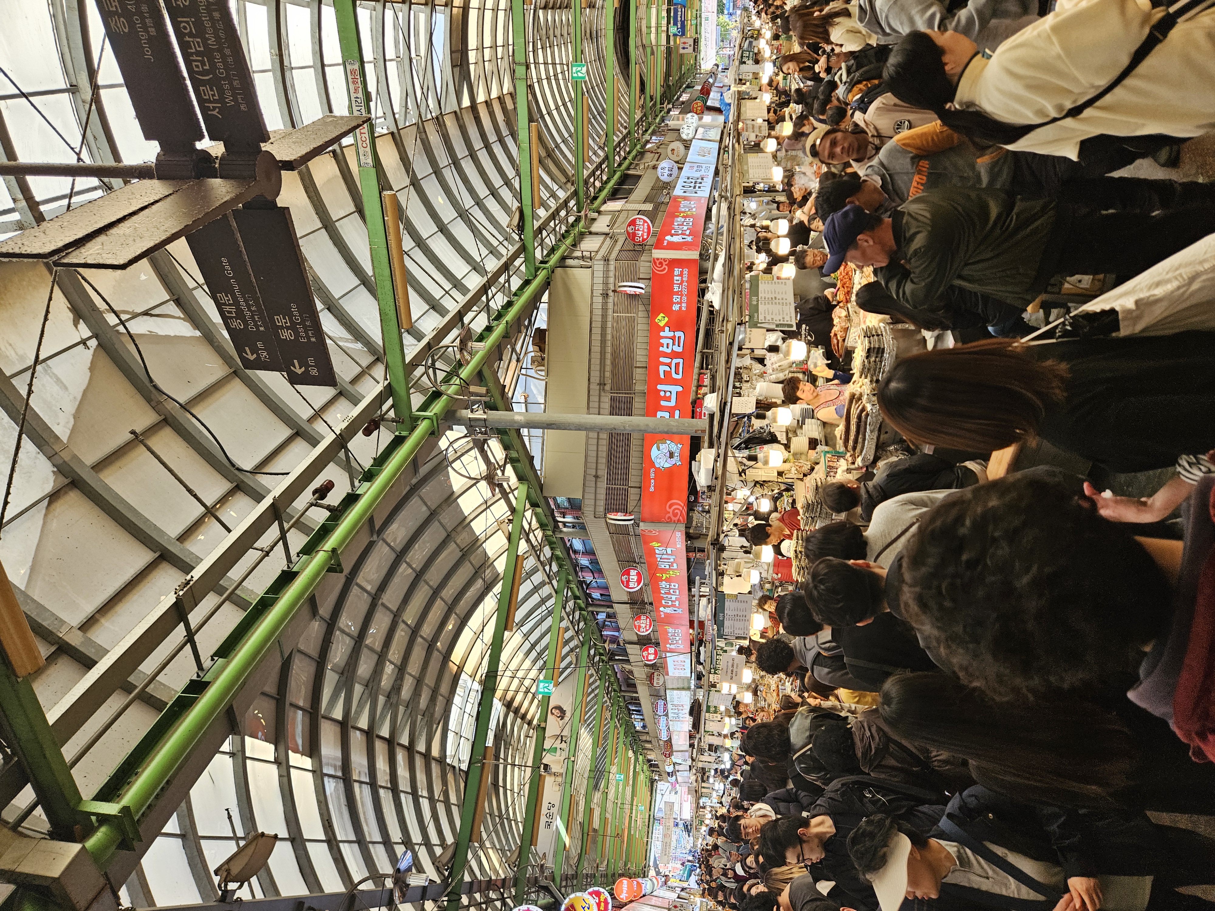 屋台と人でいっぱい