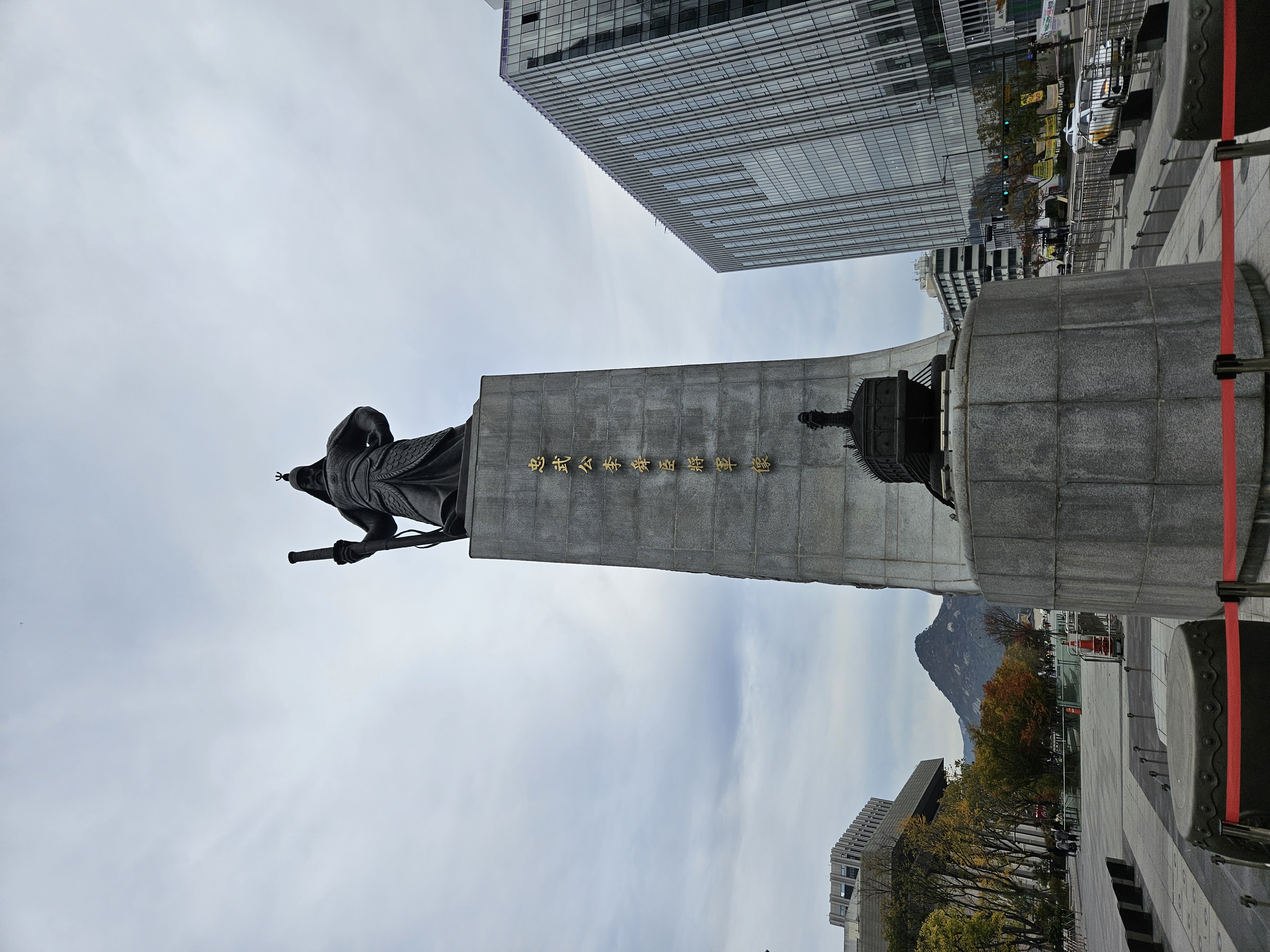 イ・スンシン像