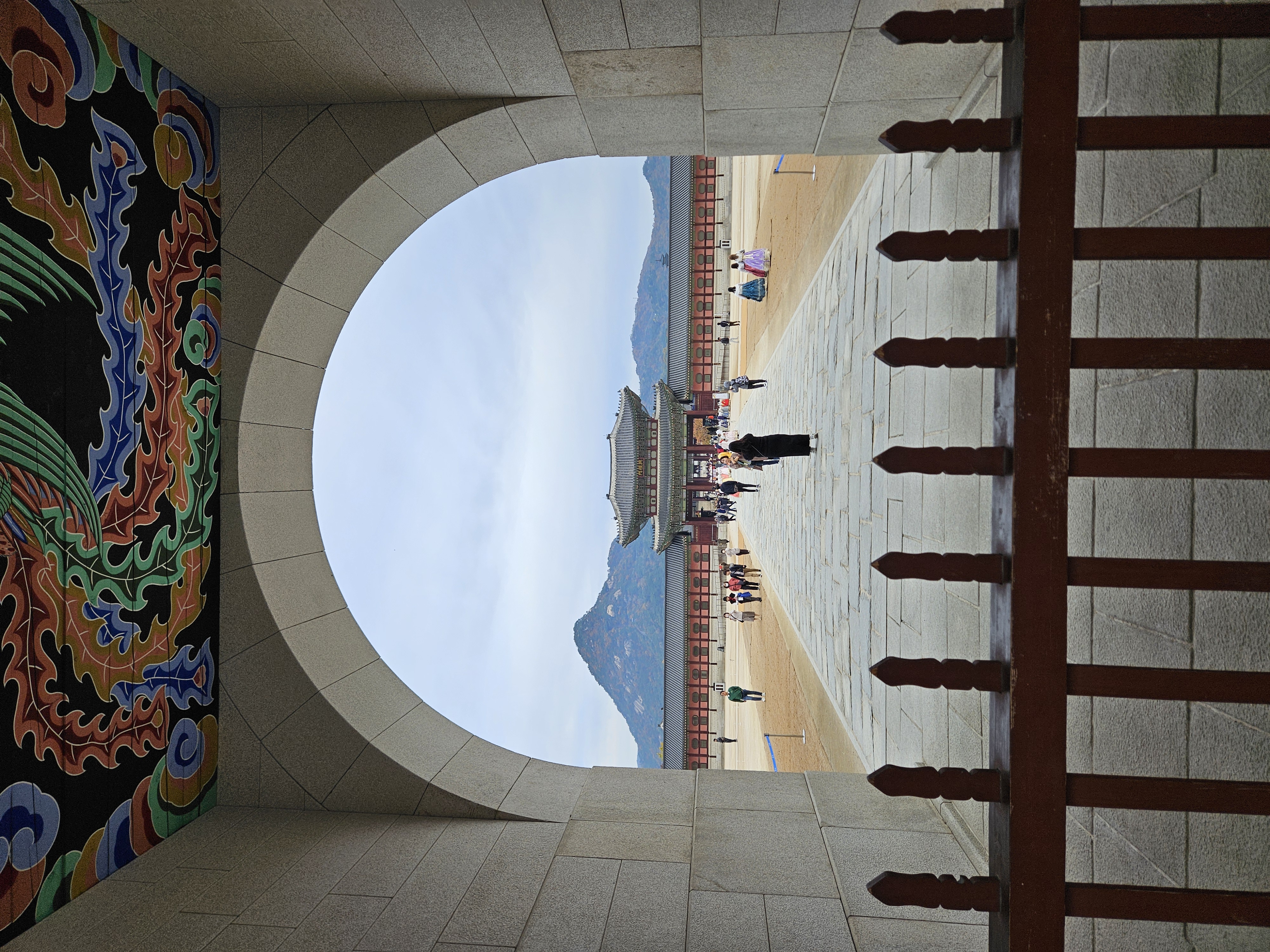 門から覗く興礼門と北岳山