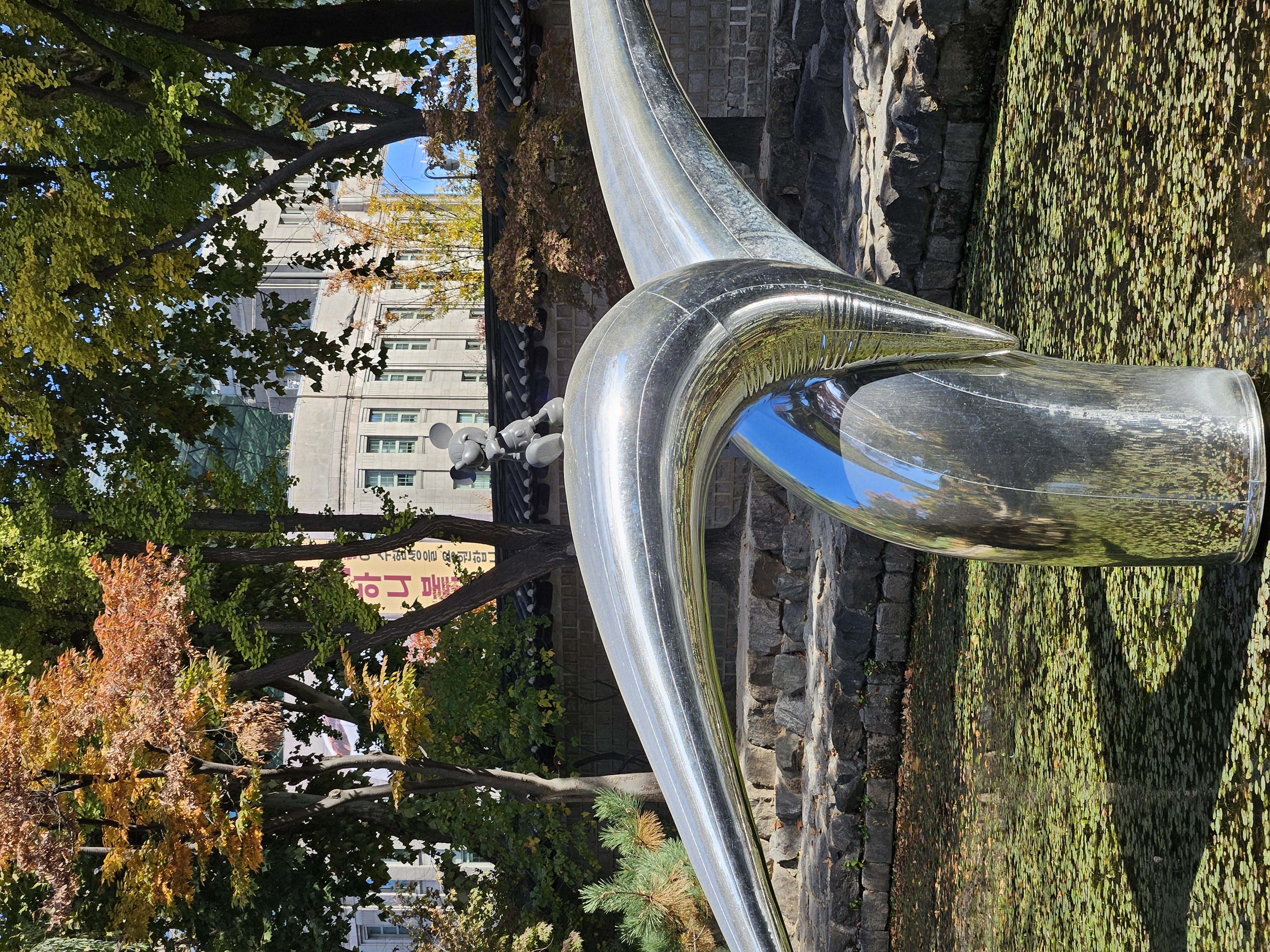 なんでここに？