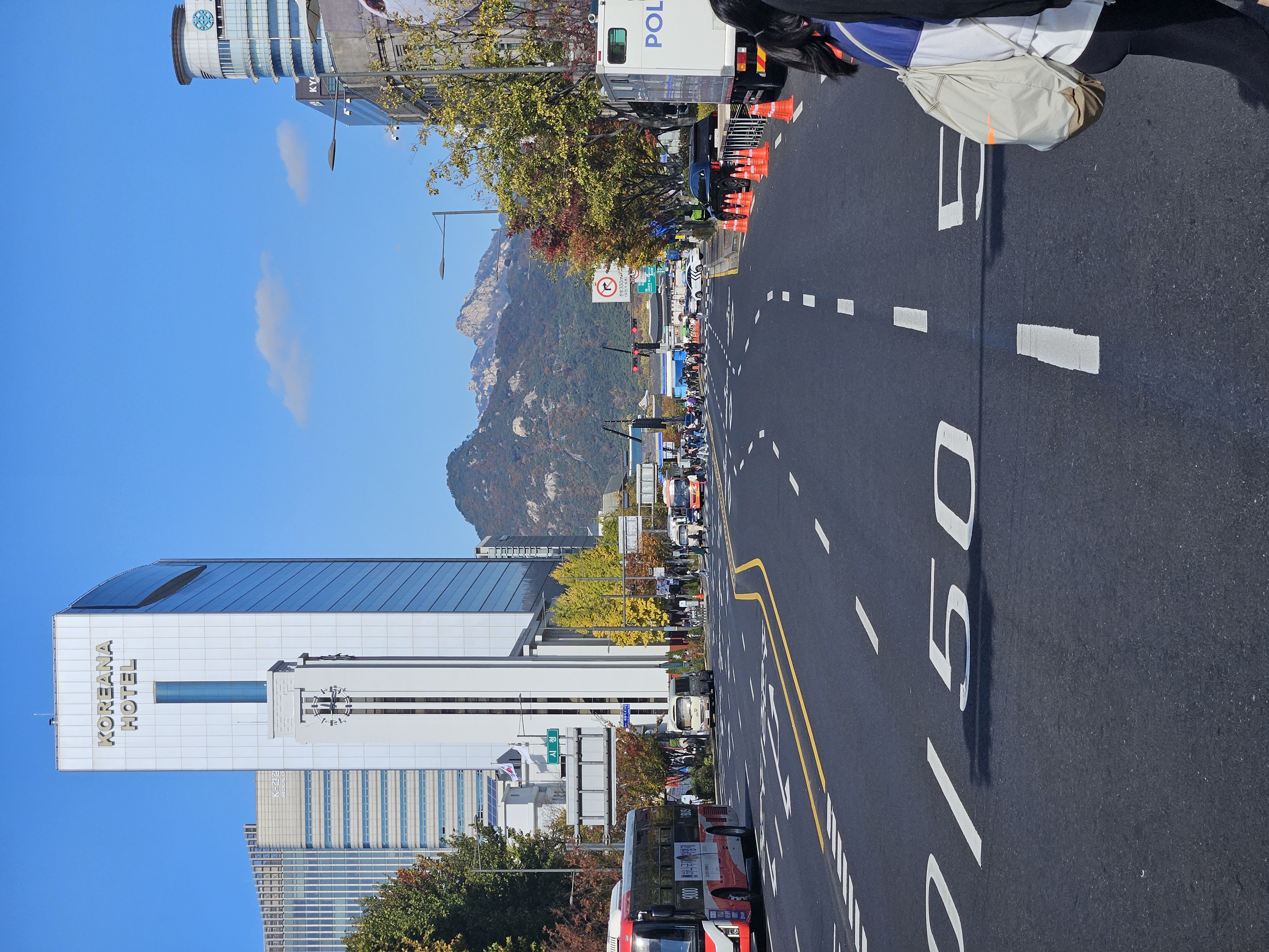 広い道と山と青空