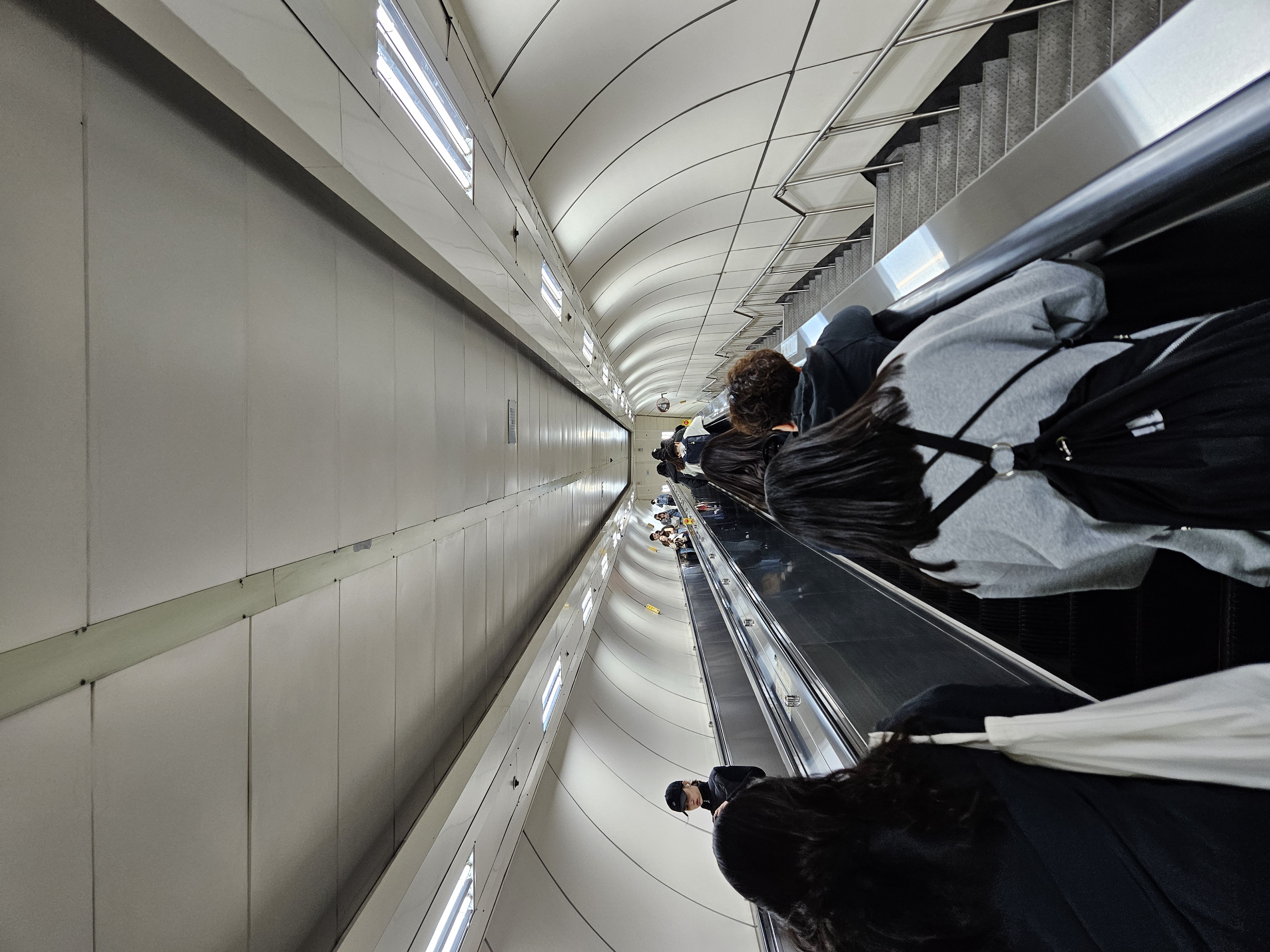 長いエスカレーター