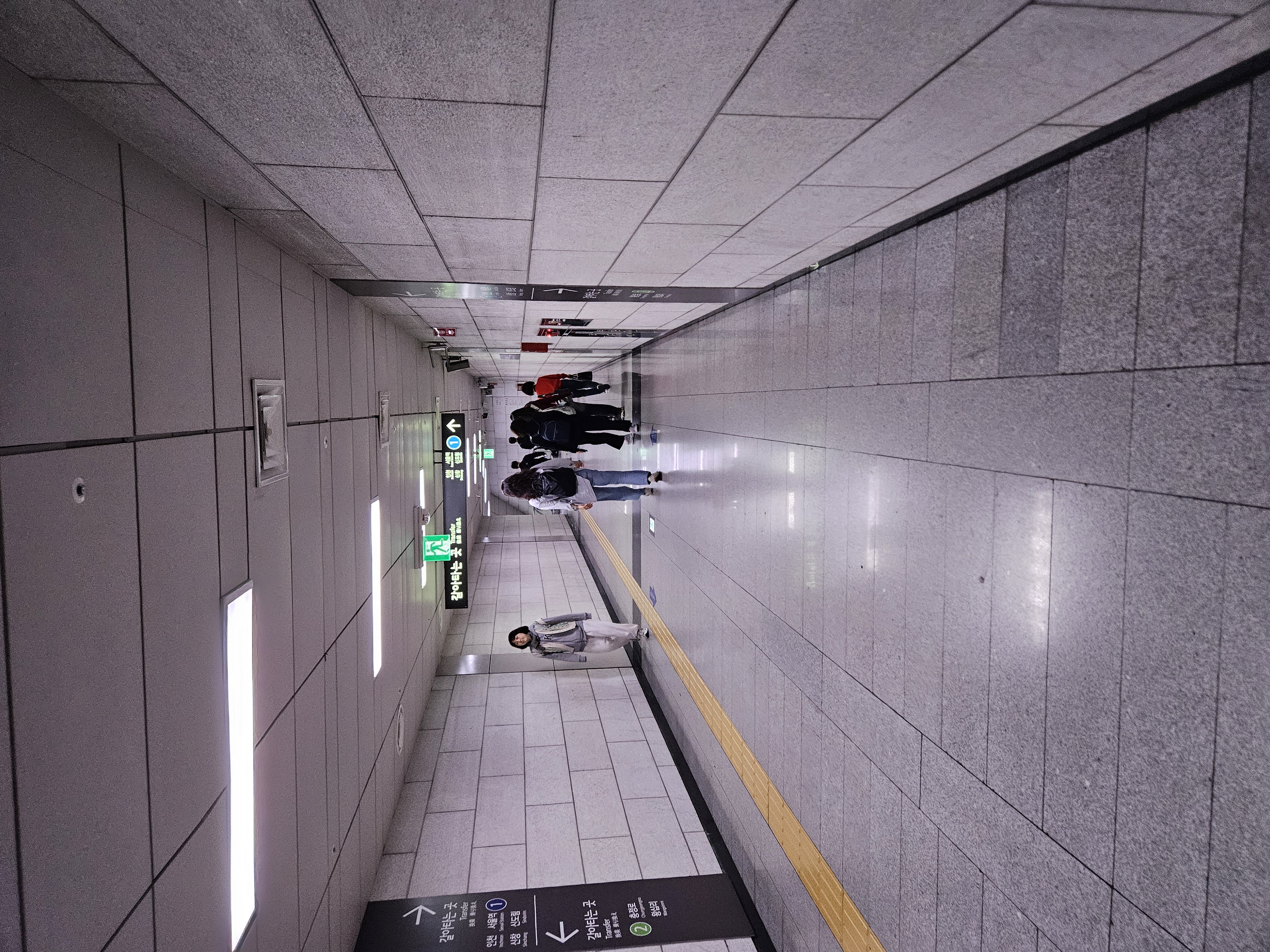 薄暗い乗り換え