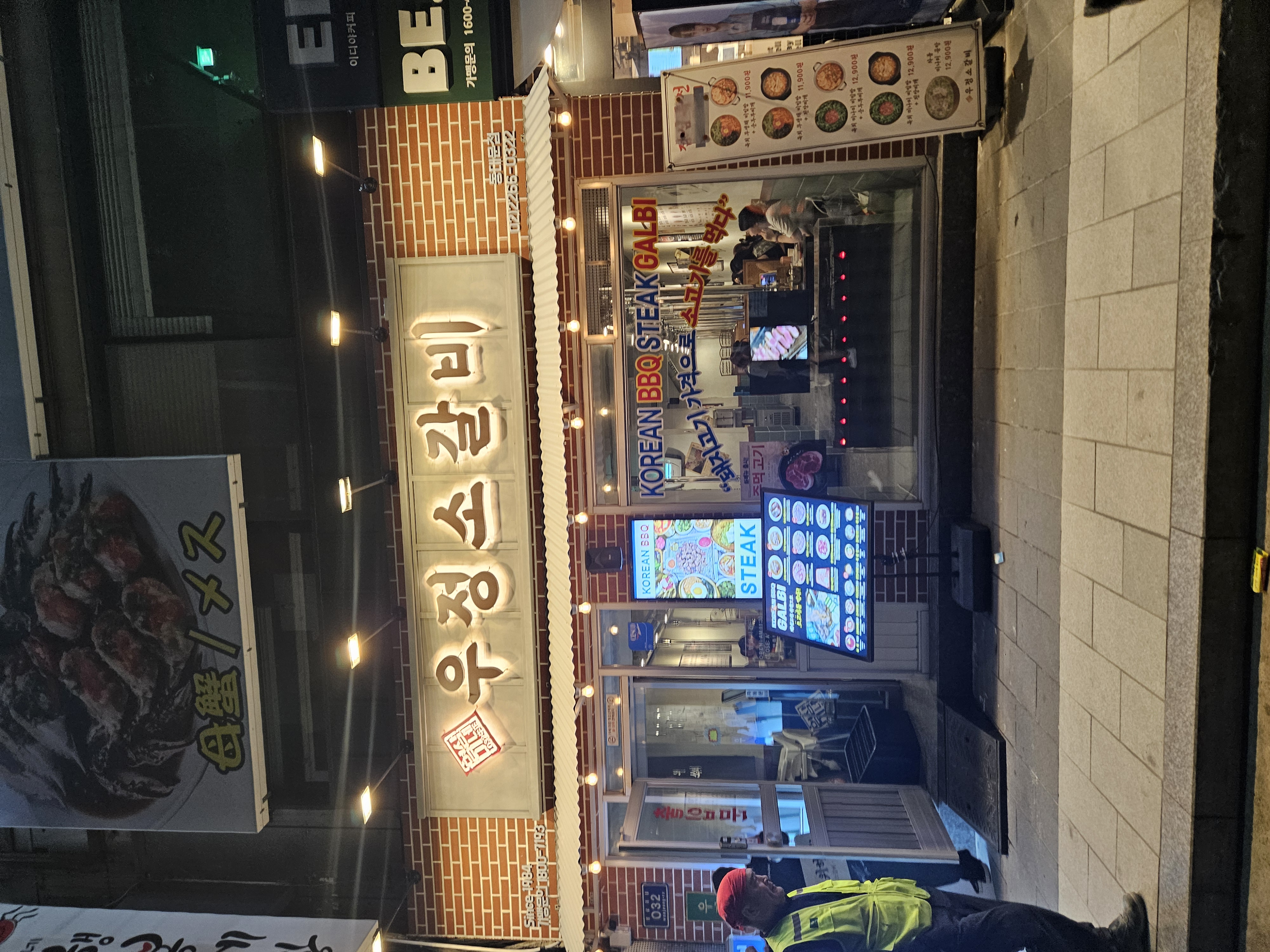 ホテル近くのお店で夜食