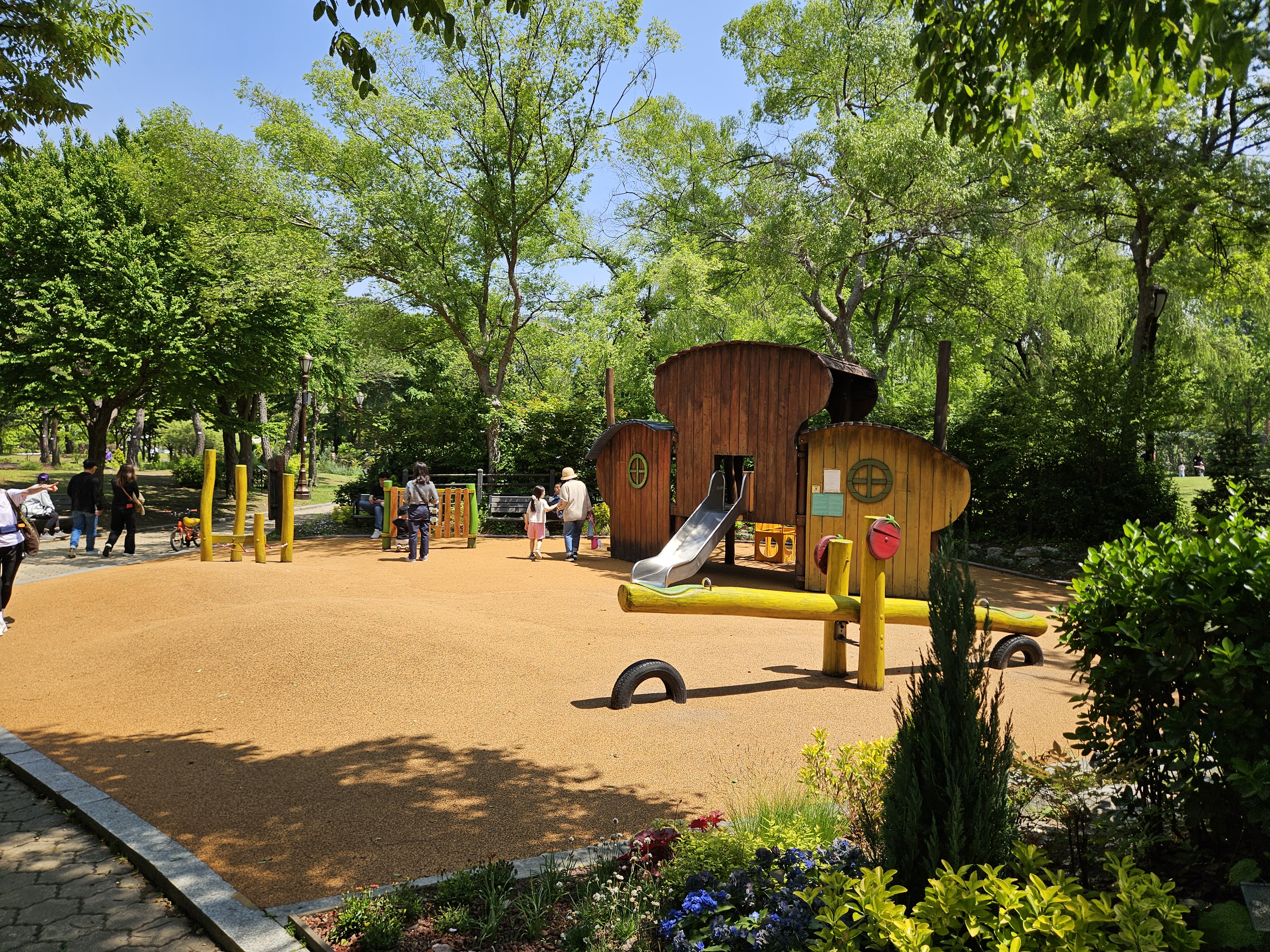 子どもたちが遊んでた